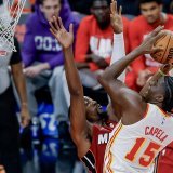 Clint Capela au duel avec Bam Adebayo. KEYSTONE/EPA/ERIK S. LESSER